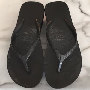 Black flip-flop wedges